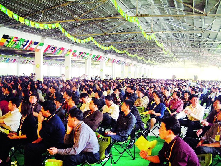 2003年，6000人經(jīng)銷商大會.jpg